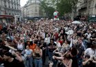 Manifestantes entram em confronto com a polícia durante marcha sindical do Dia do Trabalho em Paris