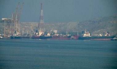 Irã anuncia apreensão de navios que tentavam atravessar o Estreito de Ormuz