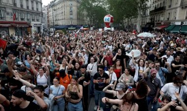 Manifestantes entram em confronto com a polícia durante marcha sindical do Dia do Trabalho em Paris
