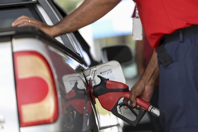 Gasolina tem redução de 4,9% no preço, mas queda não chega aos consumidores