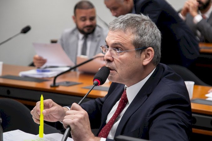 Lindbergh aciona STF contra Flávio Bolsonaro por ‘post’ que sugere ataque a embarcações no RJ