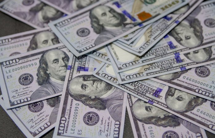 Caged afeta Ibovespa, mas não impede novo recorde; dólar fecha em alta