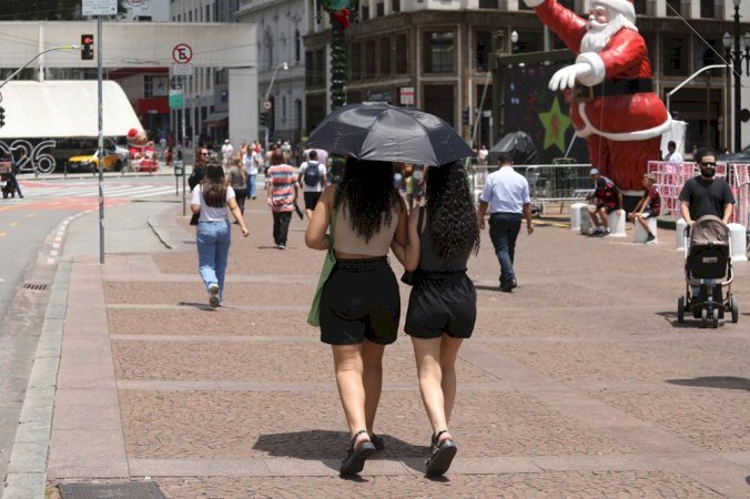 Calor e sol forte dominam a semana do Natal em SP
