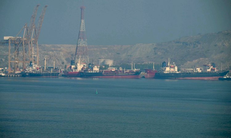 Irã anuncia apreensão de navios que tentavam atravessar o Estreito de Ormuz