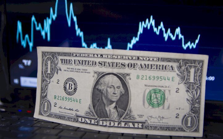 Dólar cai a R$ 4,91 e atinge menor valor desde janeiro de 2024